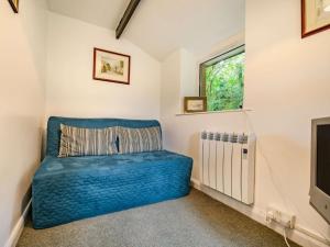 una camera con un divano blu e una finestra di 2 Bed in Borrowdale SZ302 a Rosthwaite