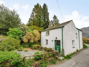 un vecchio cottage bianco con una porta verde di 2 Bed in Borrowdale SZ302 a Rosthwaite