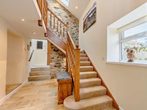 una escalera en una casa con una pared de piedra en 4 Bed in Matterdale SZ367 en Dockray