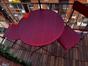 un tavolo viola e sedie su una terrazza in legno di SG Apartamentos - LA CASA DE SOFÍA VUT-47-14 a Valladolid