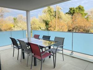 Balkón alebo terasa v ubytovaní T3 avec grande terrasse et parking + 1 fotografia