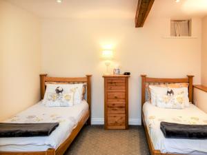 a bedroom with two twin beds and a dresser at 2 Bed in Patterdale SZ470 in Patterdale