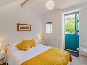 um quarto com uma cama e uma porta azul em 1 Bed in Lorton SZ160 em Lorton