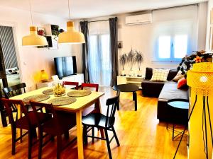 uma cozinha e sala de estar com mesa e cadeiras em SG Apartamentos - LA CASA DE SOFÍA VUT-47-14 em Valladolid