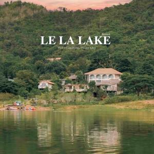 Le La Lake Resort and Spa في كانغ كاتشان: لوحة تدل على البحيرة على جانب الجبل