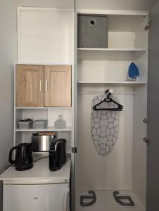 eine Küche mit einem Kühlschrank und einer Arbeitsplatte in der Unterkunft Studio du Roi : proche château/vue/refait à neuf in Versailles