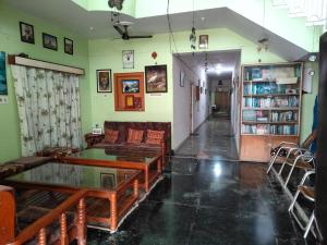 uma sala de estar com um sofá e uma mesa em Hotel Spoonbbill em Bharatpur