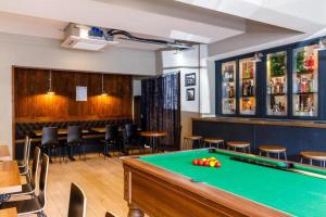 a pool table in a room with a bar at OYO Ruby Pub & Hotel in Brighton & Hove