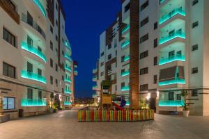 a courtyard between two tall buildings at night at Appartement Luxueux à Draria in Draria
