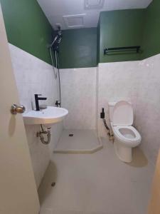 uma casa de banho com um WC e um lavatório em Comfy & Cozy em Davao