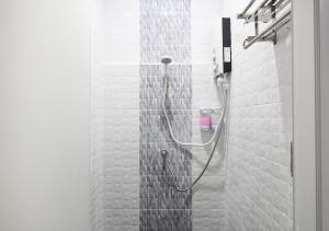 a shower in a bathroom with a shower at Chaiwat Hostel in Bangkok