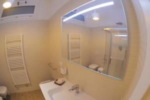 een badkamer met een wastafel en een spiegel bij Suite Laguna in Chioggia +22 foto's