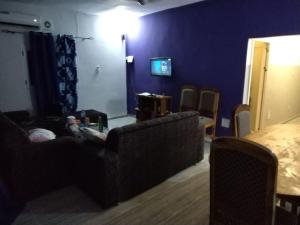 sala de estar con sofá y mesa en villa privée avec garage privé à Lomé Togo, 