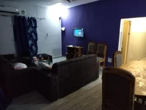 a living room with a couch and a table at villa privée avec garage privé à Lomé Togo 