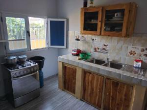 a kitchen with a stove and a sink at villa privée avec garage privé à Lomé Togo 