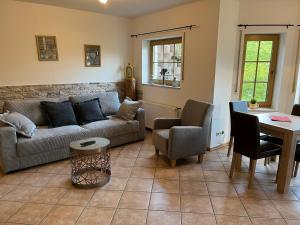 ein Wohnzimmer mit einem Sofa und einem Tisch in der Unterkunft Gästehaus Lara in Wimbach