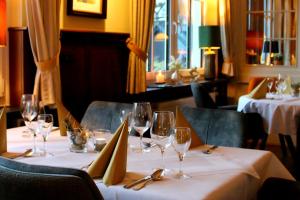 - une table dans un restaurant avec des verres à vin dans l'établissement Landhaus Silberberg, à Winterberg