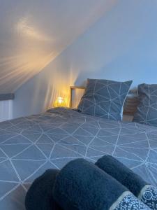 een slaapkamer met een blauw bed met blauwe kussens bij Atypique et central : 4 personnes + Parking privé in Bourges