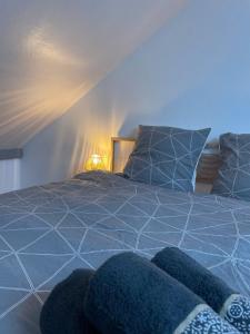 une chambre avec un lit bleu avec des oreillers bleus dans l'établissement Atypique et central, 4 personnes et garage privé, à Bourges