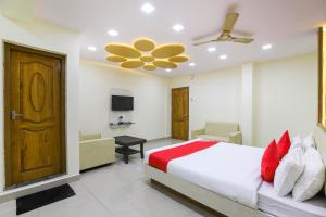 1 dormitorio con 1 cama y 1 habitación con TV en Collection O Shree Dhoramnath en Nakhtarāna
