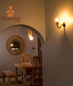 jadalnia ze stołem i lustrem w obiekcie Asante Home w mieście Arusza