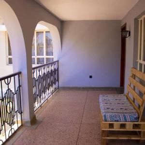阿魯沙的住宿－Asante Home，带阳台的长椅客房