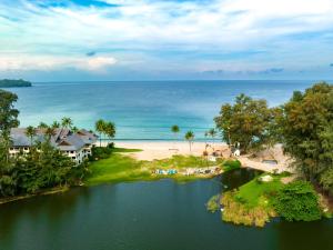 z góry widok na dom nad oceanem w obiekcie Cassia Residences by NLA w mieście Bang Tao Beach