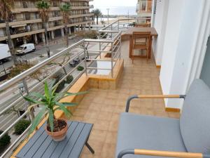 einen Balkon mit einem Tisch und einer Topfpflanze in der Unterkunft Apto a 1 minuto de la Playa en Sant Antoni in Sant Antoni de Calonge