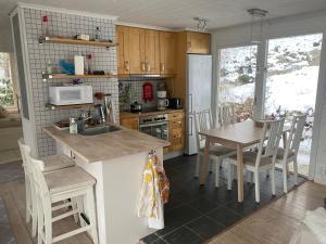 cocina con fregadero y mesa con sillas en House with green garden, Göteborg, 6 beds en Lindome