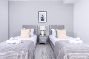 two beds sitting next to each other in a bedroom at Appartement Luxueux à Draria in Draria