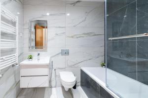 a bathroom with a toilet and a sink and a shower at Appartement Luxueux à Draria in Draria