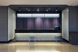 una sala de espera con mesa y silla en Tokyu Stay Aoyama Premier en Tokio