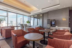 een restaurant met tafels en stoelen en uitzicht op de stad bij Tokyu Stay Aoyama Premier in Tokyo