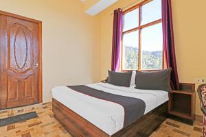 Capital O Tourist Homes tesisinde bir odada yatak veya yataklar