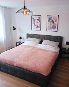 - une chambre avec un grand lit et une couverture rouge dans l'établissement Ferienwohnung Nikolaushof, à Oberbillig