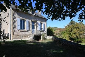 una antigua casa de piedra con una ventana y una valla en Maison Machecourt, en Champallement