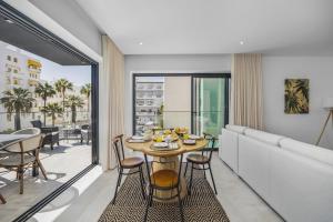Apartment mit einem Balkon mit Tisch und Stühlen. in der Unterkunft Terraços de Quarteira II Frolic by Real Properties in Cavacos