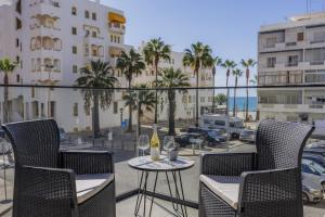 einen Tisch mit einer Flasche Wein auf dem Balkon in der Unterkunft Terraços de Quarteira II Frolic by Real Properties in Cavacos