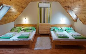 ボガーチにあるBor-Villa vendégházの屋根裏部屋のベッド2台