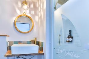 y baño con lavabo y espejo. en Les Voiles - Appart'hotel "Le Nordet", en Carnac