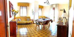 een woonkamer met een tafel en een eetkamer bij PERLA MARINA in Gallipoli