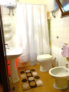 een badkamer met een toilet en een wastafel bij PERLA MARINA in Gallipoli
