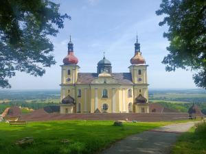 ein großes Gebäude mit zwei Kuppeln darüber in der Unterkunft Apartmán U dvou slunečnic in Benešov nad Černou