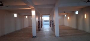 um quarto vazio com um corredor com prateleiras de vinho em OYO Shiv guru guest house em Bodh Gaya