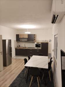 Široki Brijeg的住宿－Apartman STAR，一间厨房,里面配有桌椅