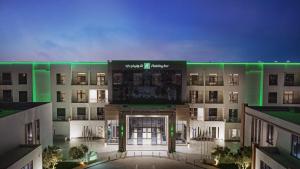 um grande edifício com uma placa na frente em Holiday Inn Riyadh The Business District, an IHG Hotel em Riade