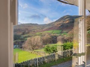 uma vista para uma colina a partir de uma janela em 2 Bed in Glenridding SZ178 em Glenridding