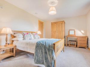 a bedroom with a large bed and a desk at 3 Bed in Threlkeld SZ227 in Threlkeld