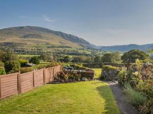a garden with a fence and mountains in the background at 3 Bed in Threlkeld SZ227 in Threlkeld