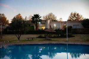 una casa con piscina di fronte a una casa di ROYAL GOLF DE FES a Fes